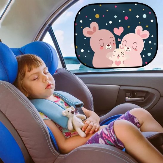 pare soleil voiture bébé fillette dors avec les lapins amoureux