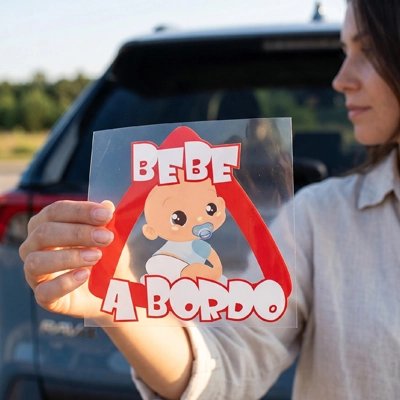 bébé à bord à la main maman