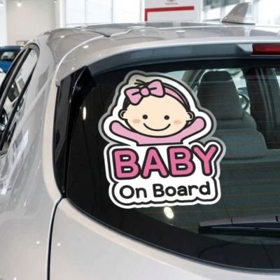 bebe a bord fille vitre voiture grise