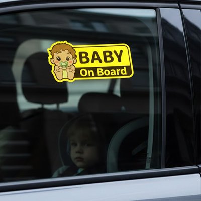 bebe a bord vitre côté auto grise