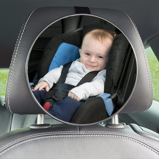 bébé et miroir mignon proche