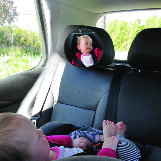 bébé et miroir vue ensoleillé