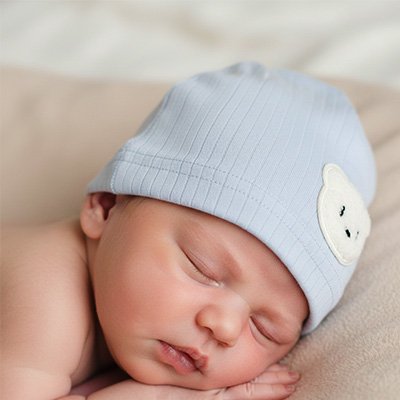 bonnet bébé bleu endormi coussin