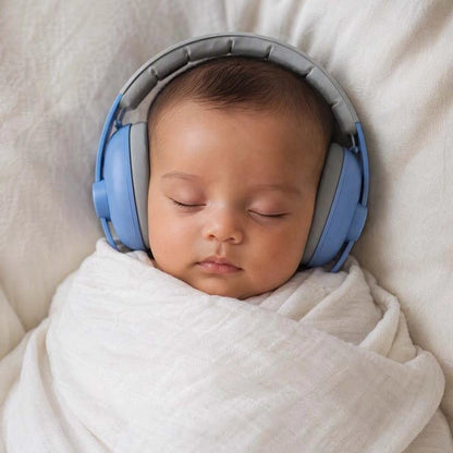 casque anti-bruit bébé bleu petit garçon endormi emmitouflé au chaud