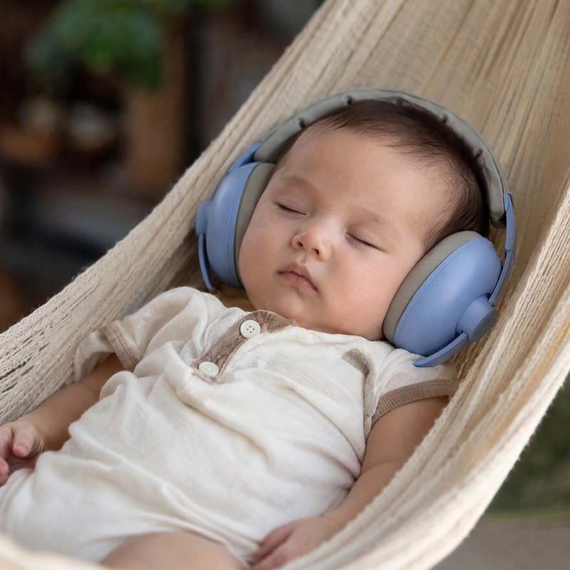 casque anti-bruit bébé bleu petit garçon fait la sieste hamac extérieur