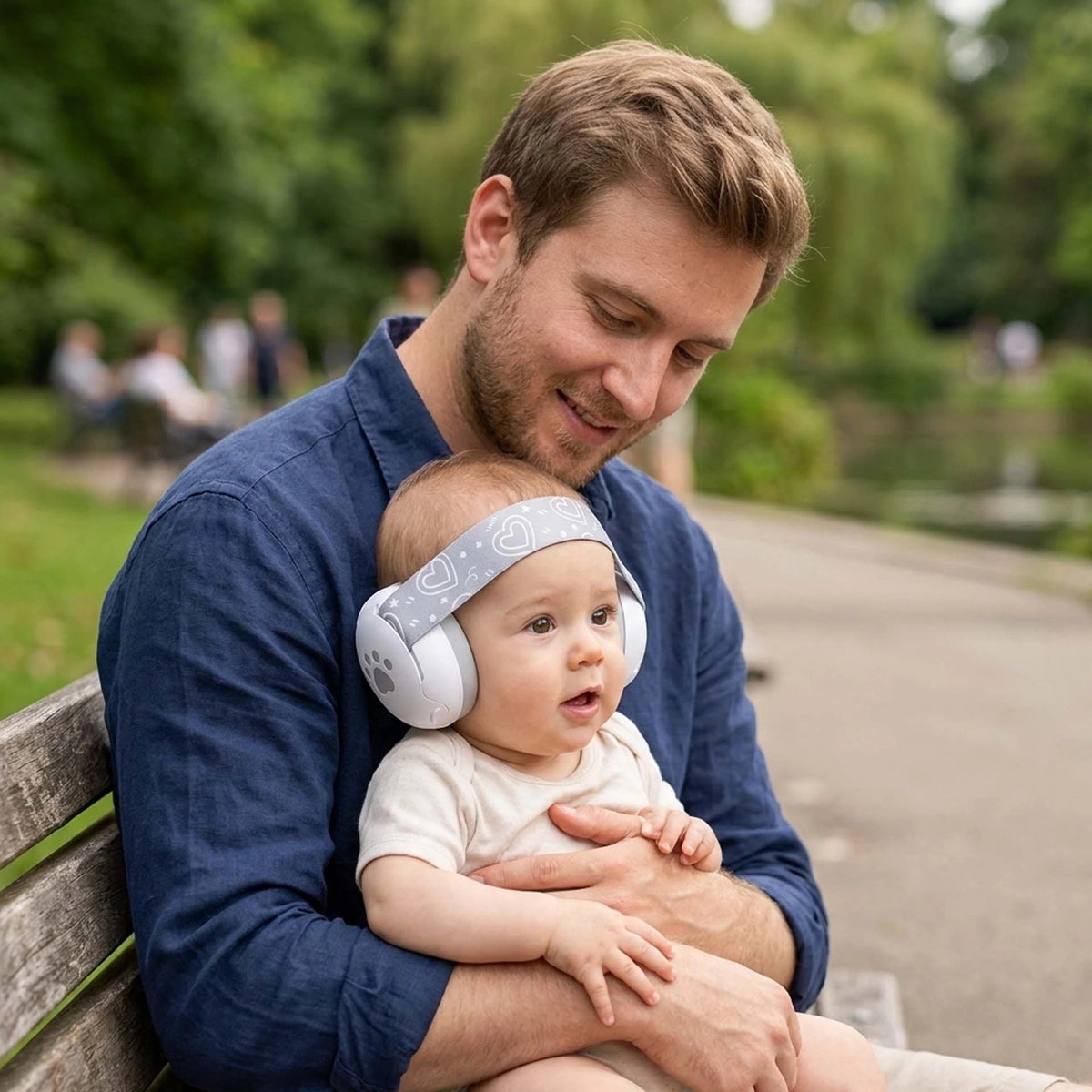 casque anti bruit pour bebe blanc papa chemise marine assis banc parc en bois