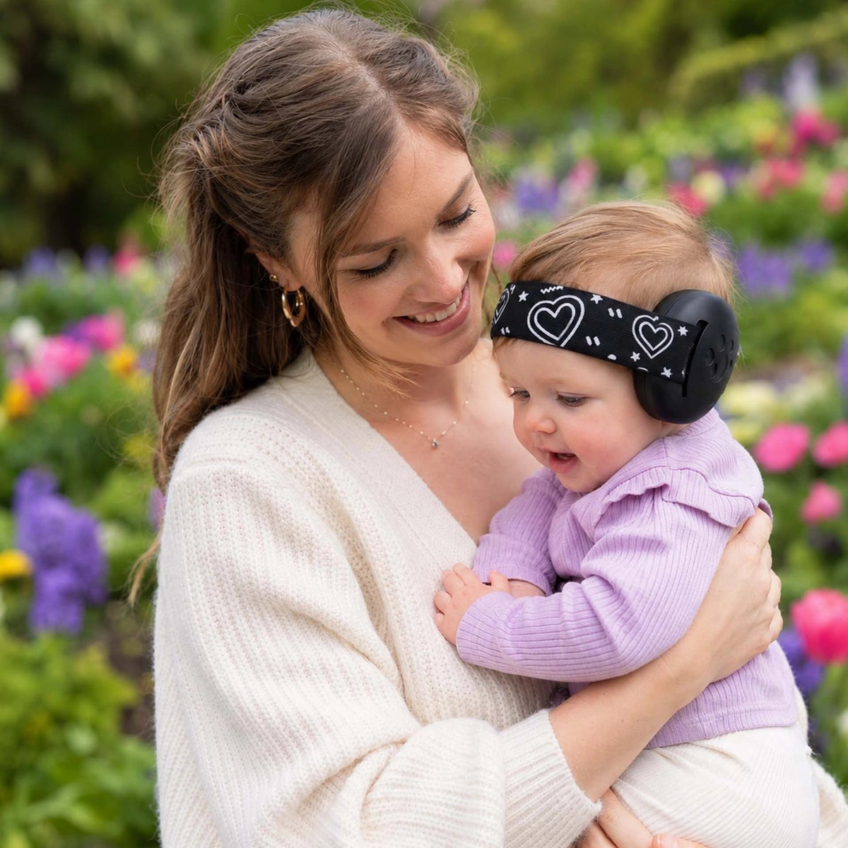casque anti bruit pour bebe noir maman jardin fleuris souriant