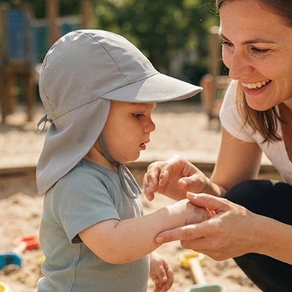 casquette bebe grise main maman