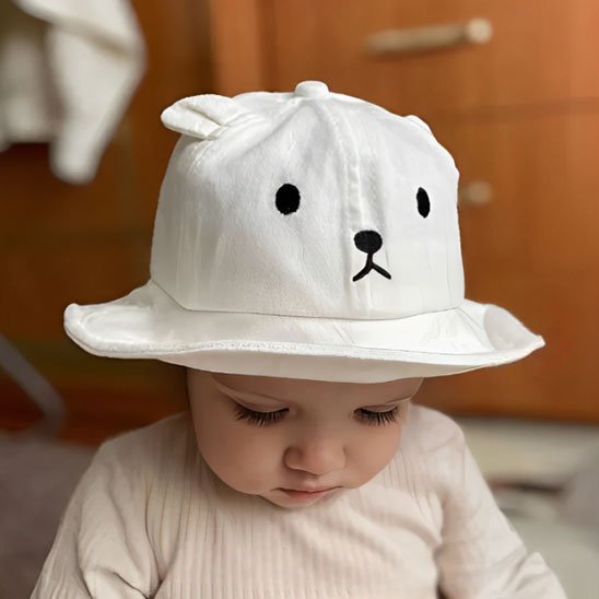 chapeau bébé blanc tête penchée