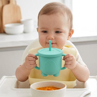 Gobelet bébé vert mange soupe