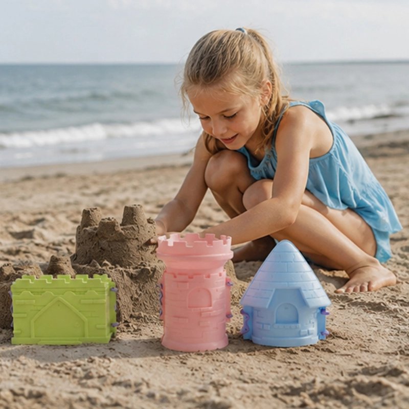 Jouet de plage fillette à la plage fait des constructions nuageux