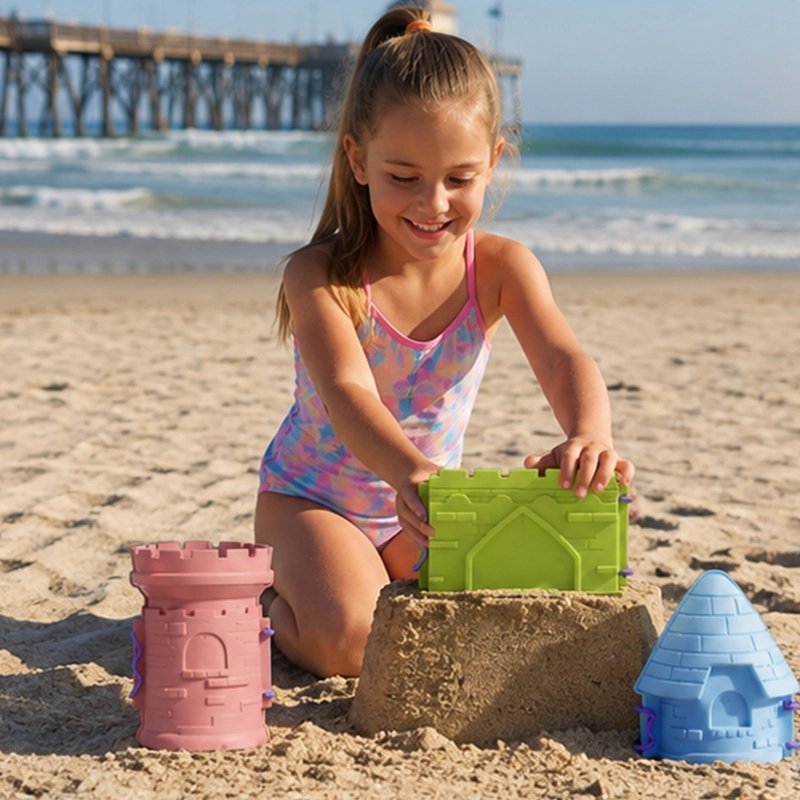 Jouet de plage fillette sur le sable en construction ensoleillé