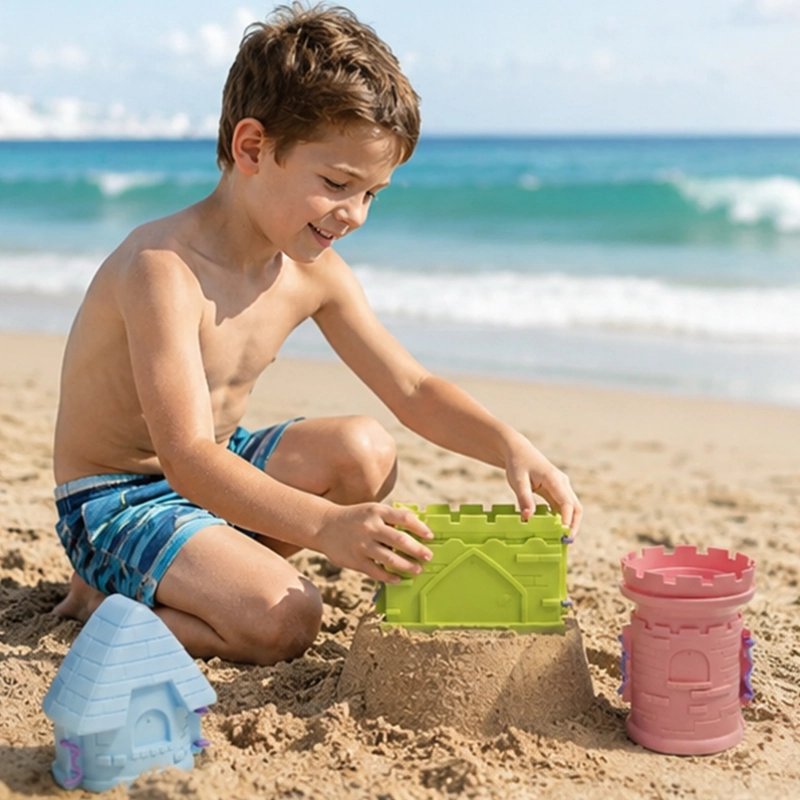 Jouet de plage garçon à la plage fait des château de sable ensoleillé