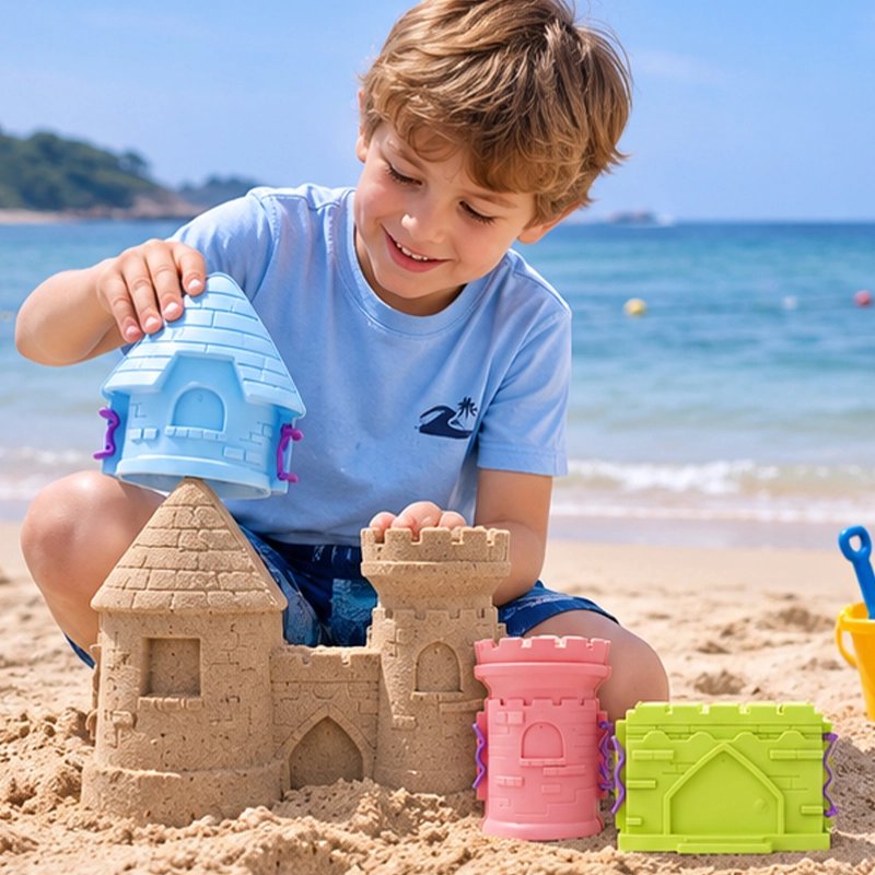 Jouet de plage garçon à la plage fait des constructions ensoleillé