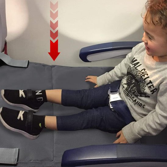 Lit de voyage bébé gris jambes allongées
