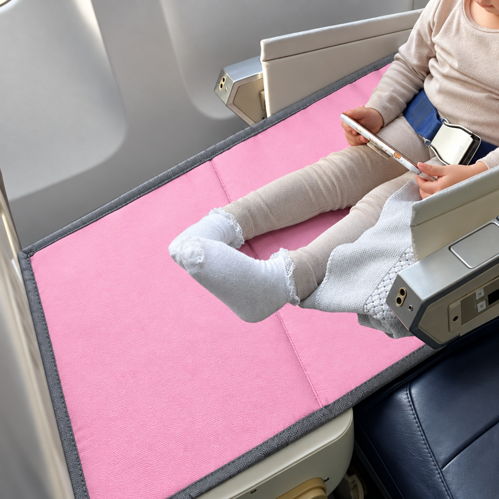 lit de voyage bébé rose fillette regardant la tablette de jeux