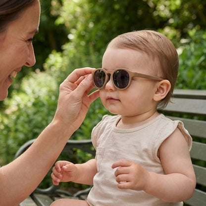Lunette soleil pour bebe​ marron fille banc parc