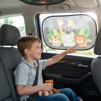 par soleil voiture grand garçon et peluche orange
