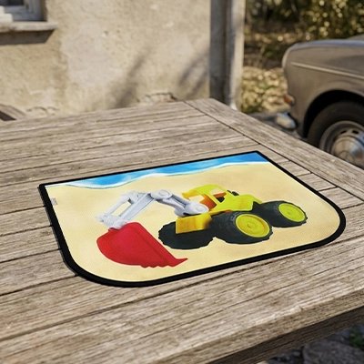 pare soleil voiture sur table