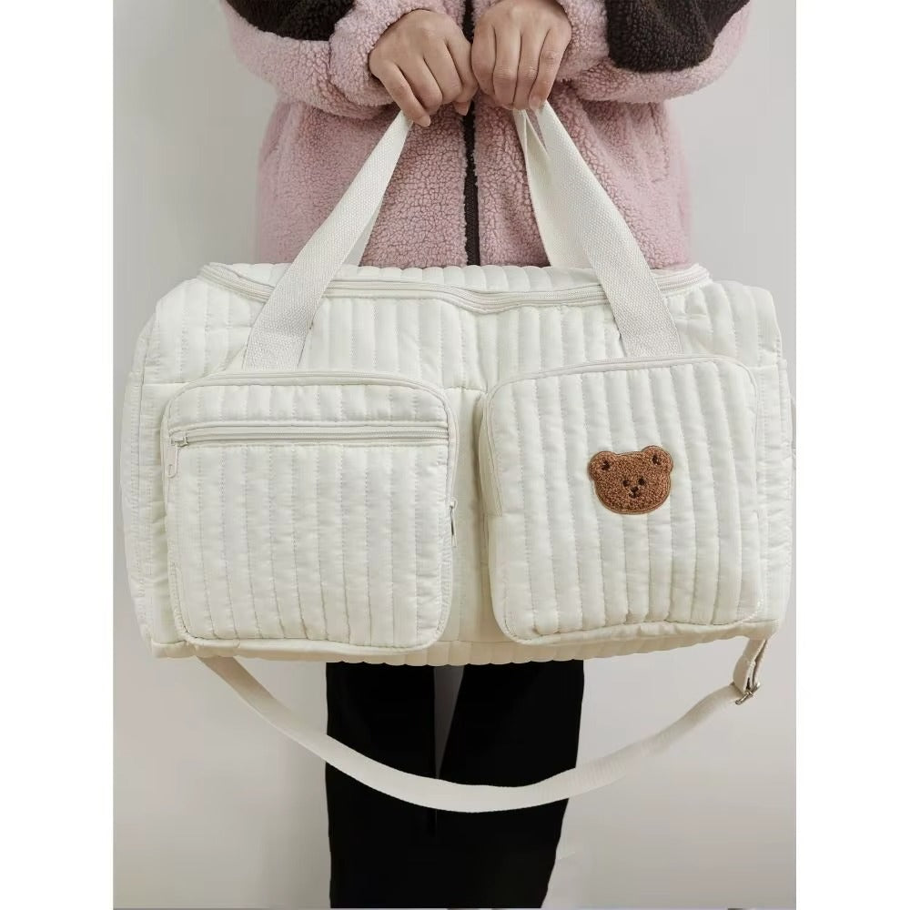 sac bebe à langer dans les mains