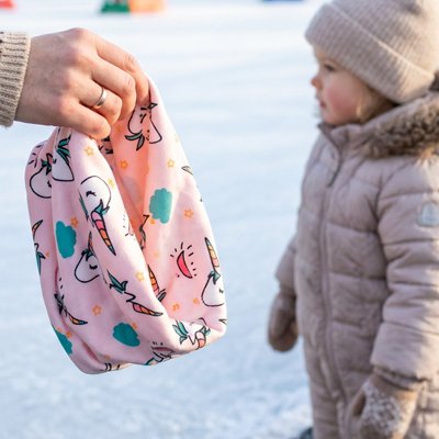 Tour de cou bébé seul dans la main