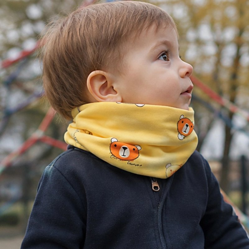 Tour de cou enfant jaune regard de côté