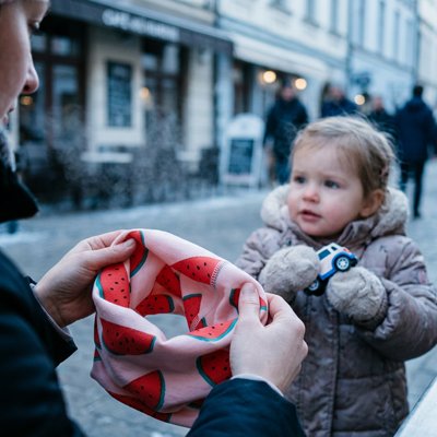 Tour de cou pour bebe maman le regarde dans la rue